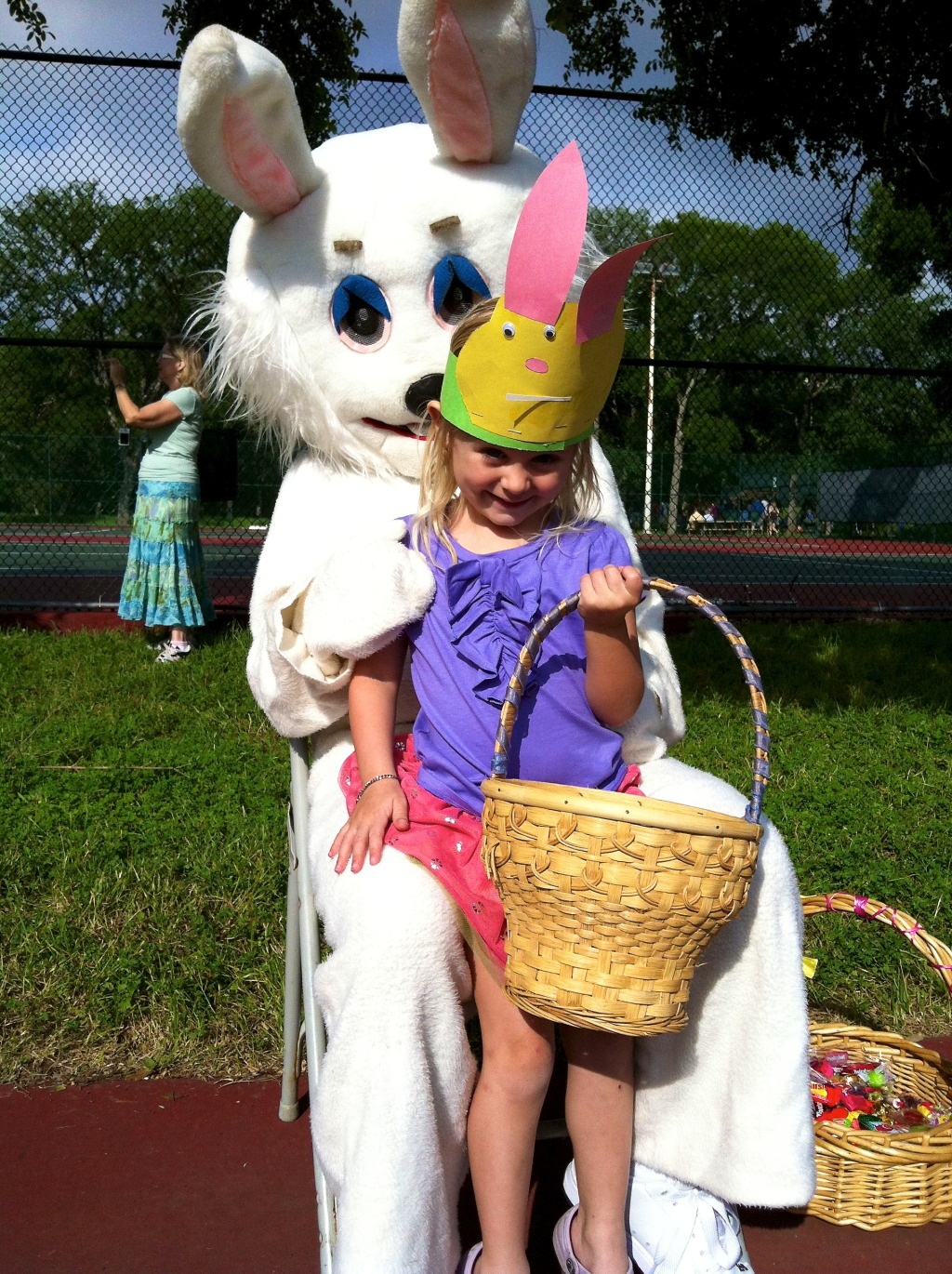 2012/04(April)/Easter/1024x768_2012-04-07-2-Sydney & Easter Bunny.jpg